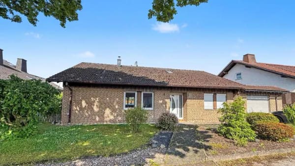Immobilie in Warburg - Ankommen und bleiben: Familienhaus mit Kamin, Garten und Platz zum Wachsen in Warburg - Bild 0