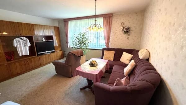 Immobilie in Königshain-Wiederau - Einfamilienhaus mit großem Grundstück und vielseitigem Nebengebäude in ruhiger Lage - Bild 1