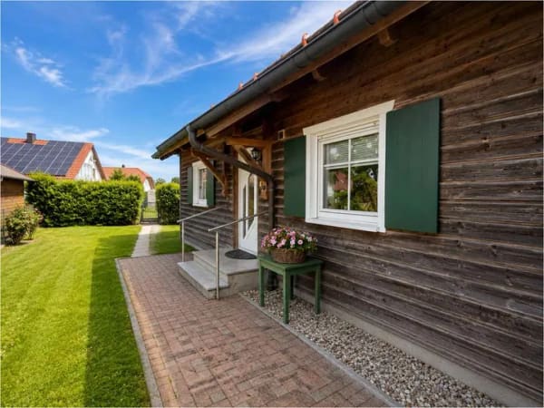 Immobilie in Breitenthal - Wohnglück im Grünen: Gepflegtes Familienhaus in Holzständerbauweise  mit Pergola und Wohlfühlgarten - Bild 3