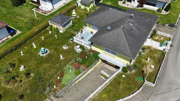 Immobilie in Baindt - Attraktiver Bungalow mit ELW, mediterranem Garten auf großem Grundstück - Bild 0