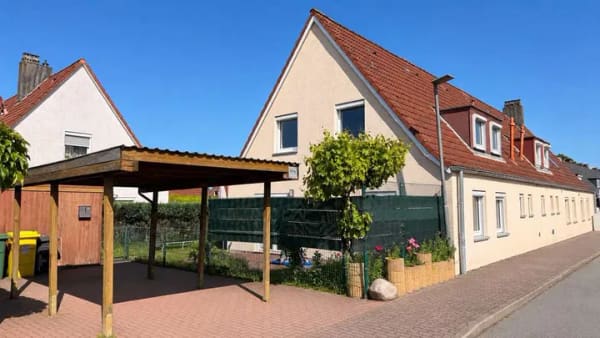 Immobilie in Garding - Ruhig wohnen, zentral leben – gepflegtes Reihenendhaus mit Carport, großem Garten und Terrasse - Bild 0