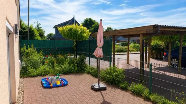 Immobilie in Garding - Ruhig wohnen, zentral leben – gepflegtes Reihenendhaus mit Carport, großem Garten und Terrasse - Bild 1
