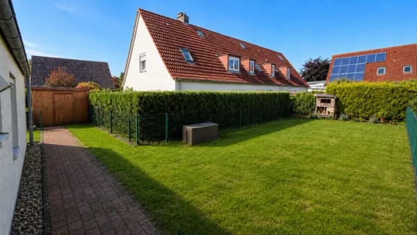 Immobilie in Garding - Ruhig wohnen, zentral leben – gepflegtes Reihenendhaus mit Carport, großem Garten und Terrasse - Bild 2