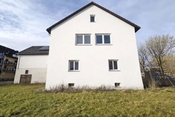 Immobilie in Wermsdorf - Historisches Anwesen mit ausbaufähigem Dachboden & umfangreichen Baumaterialien - Bild 1