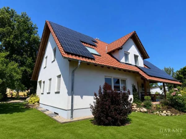 Immobilie in Kirchheim am Ries - Modernes Familienhaus mit Wärmepumpe, Photovoltaik und großzügigem Nebengebäude - Bild 0