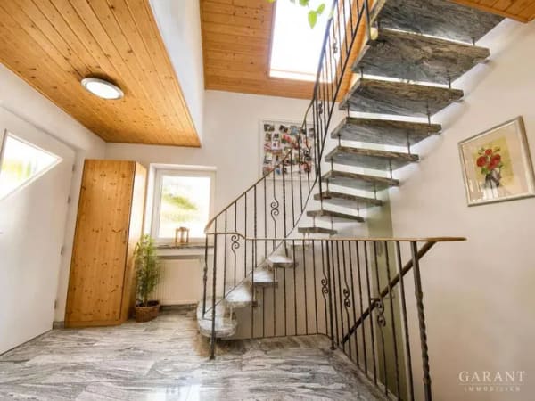 Immobilie in Kirchheim am Ries - Modernes Familienhaus mit Wärmepumpe, Photovoltaik und großzügigem Nebengebäude - Bild 2