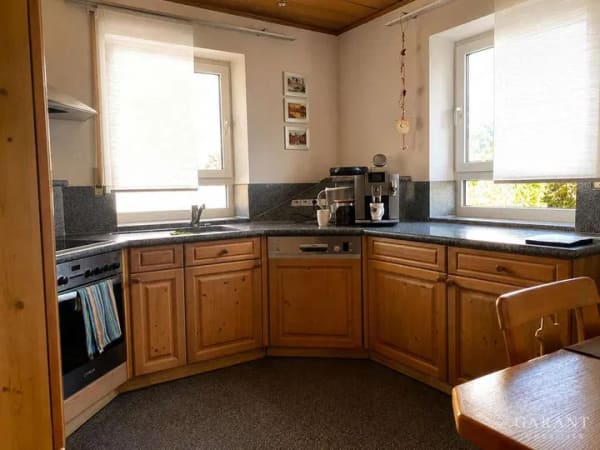 Immobilie in Kirchheim am Ries - Modernes Familienhaus mit Wärmepumpe, Photovoltaik und großzügigem Nebengebäude - Bild 3