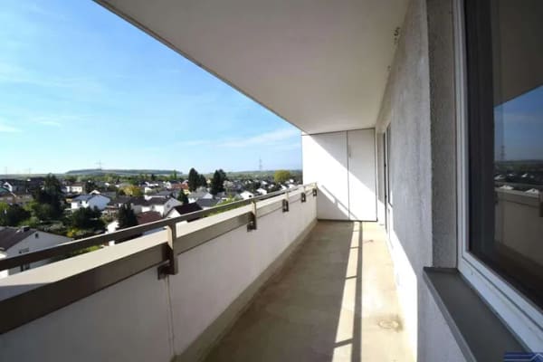 Immobilie in Schöneck - Schöneck:  Wohnen mit Weitblick - helle 3 Zimmerwohnung mit großen Balkon - Bild 0