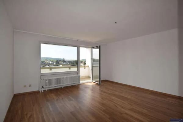 Immobilie in Schöneck - Schöneck:  Wohnen mit Weitblick - helle 3 Zimmerwohnung mit großen Balkon - Bild 1
