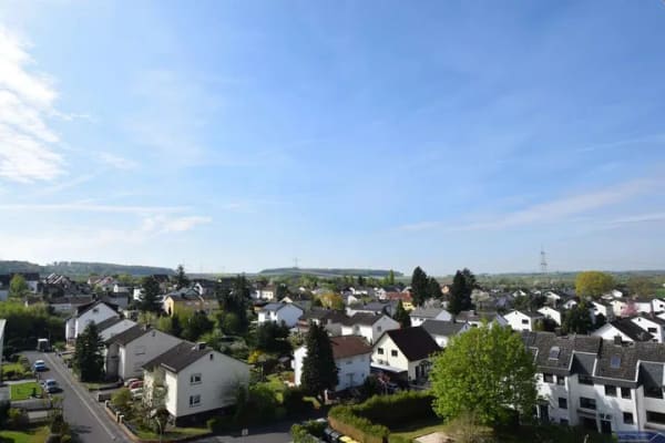 Immobilie in Schöneck - Schöneck:  Wohnen mit Weitblick - helle 3 Zimmerwohnung mit großen Balkon - Bild 2