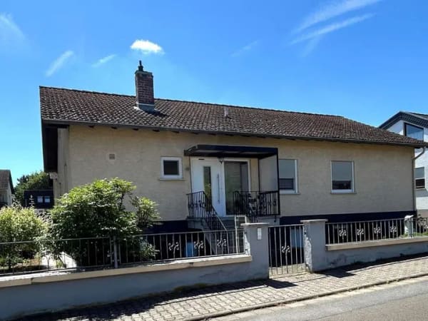 Immobilie in Ockenheim - Charmanter Bungalow mit Einliegerwohnung in toller Lage und schönem Grundstück  - Bild 1