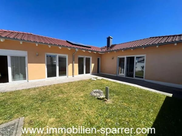 Immobilie in Irchenrieth - Wohnen auf einer Ebene – Stilvoller Bungalow mit Terrasse, Atrium und Garage - Bild 0
