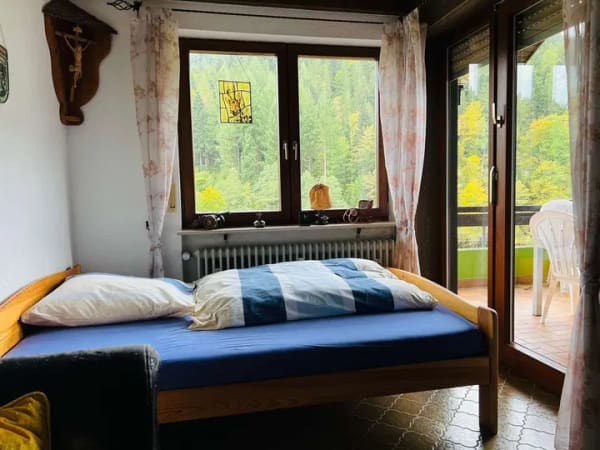 Immobilie in Bad Rippoldsau-Schapbach - Zwei Wohnungen, ein Hausgefühl: „Haus-im-Haus-Charakter“ mit Garten, Sauna und Kaminzimmer - Bild 3