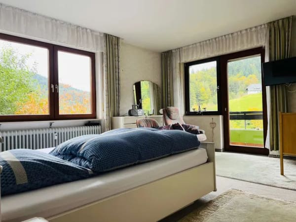 Immobilie in Bad Rippoldsau-Schapbach - Zwei Wohnungen, ein Hausgefühl: „Haus-im-Haus-Charakter“ mit Garten, Sauna und Kaminzimmer - Bild 4