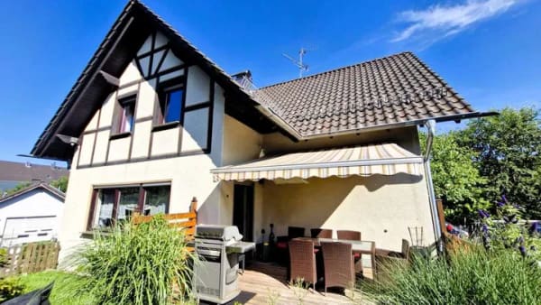 Immobilie in Much - Gepflegtes Einfamilienhaus mit Einliegerwohnung und Garage in Much-Hillesheim - Bild 1