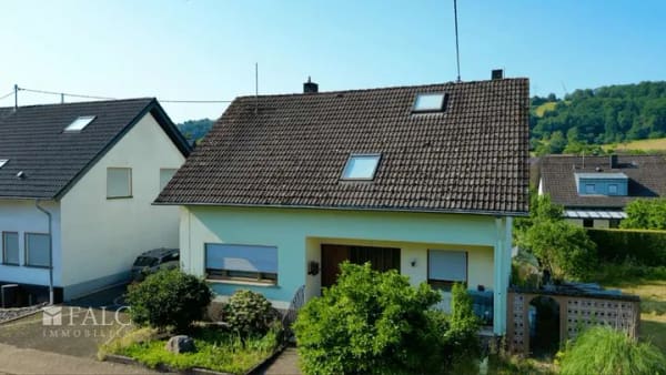 Immobilie in Losheim am See - Ruhig gelegenes Zweifamilienhaus – OG frei, EG vermietet - Bild 1