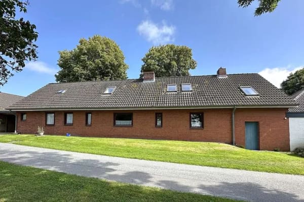 Immobilie in Risum-Lindholm - Gepflegtes Einfamilienhaus mit Doppelcarport, großem Süd-Garten und Weitblick in Maasbüll - Bild 1