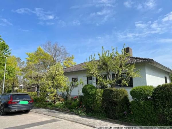 Immobilie in Gau-Bischofsheim - Freistehender Winkelbungalow mit traumhaftem Garten in ruhiger Seitenstraße - Bild 0