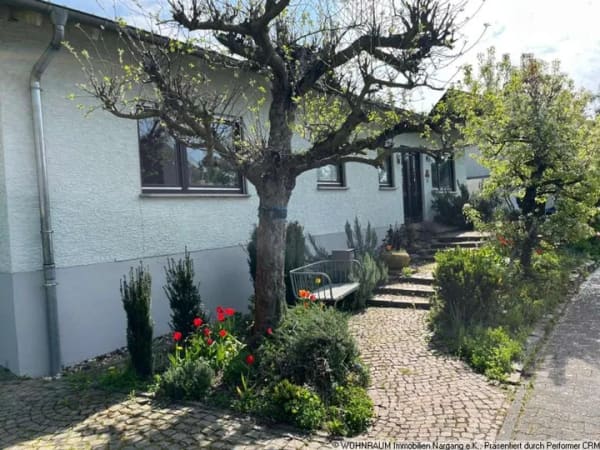 Immobilie in Gau-Bischofsheim - Freistehender Winkelbungalow mit traumhaftem Garten in ruhiger Seitenstraße - Bild 1