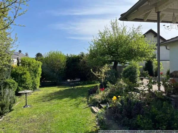 Immobilie in Gau-Bischofsheim - Freistehender Winkelbungalow mit traumhaftem Garten in ruhiger Seitenstraße - Bild 2