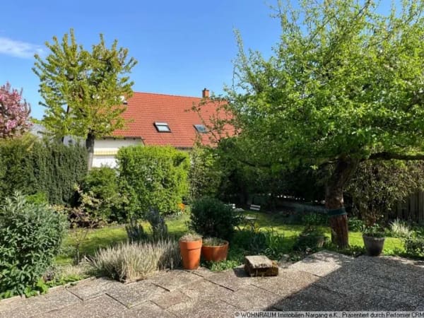 Immobilie in Gau-Bischofsheim - Freistehender Winkelbungalow mit traumhaftem Garten in ruhiger Seitenstraße - Bild 3