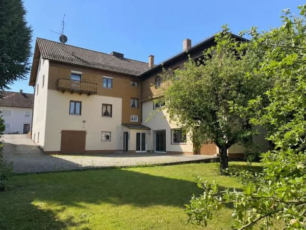 Immobilie in Mengkofen - Solides Wohn- und Geschäftshaus in zentraler Lage von Mengkofen-Weichshofen - Bild 0