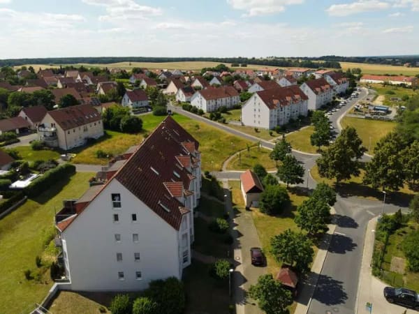 Immobilie in Radeburg - +++ Über den Dächern von Radeburg! Lichtdurchfluteter Maisonette-Traum mit Balkon und Fernblick! +++ - Bild 4