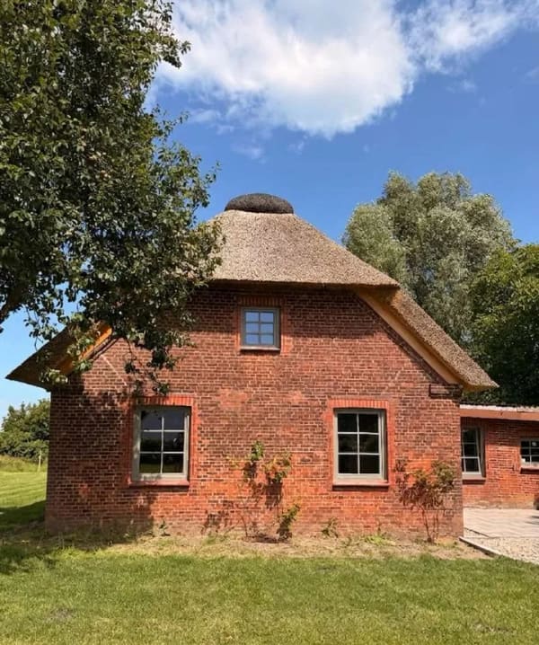 Immobilie in Bahrenfleth - Charmantes Reetdach - Cottage direkt am Deich – Ein einzigartiges Projekt mit viel Potenzial - Bild 0