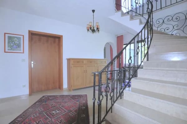 Immobilie in Otterfing - ***Freier Weitblick ins Grüne*** 
Freistehendes EFH mit weitläufigem Grundstück & Einliegerwohnung - Bild 1
