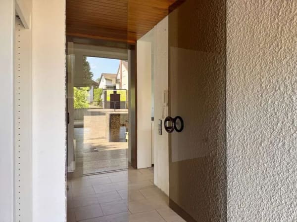 Immobilie in Schorndorf - Großzügiges Einfamilienhaus mit zwei vermieteten Einliegerwohnungen - Bild 2