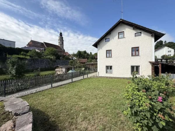 Immobilie in Tittmoning - Haus mit Geschichte, Charme und Garten – idyllisch am Bach, mit großem Potenzial! - Bild 0