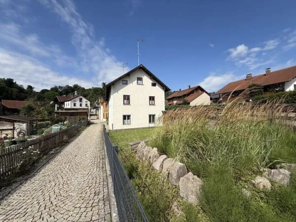 Immobilie in Tittmoning - Haus mit Geschichte, Charme und Garten – idyllisch am Bach, mit großem Potenzial! - Bild 1