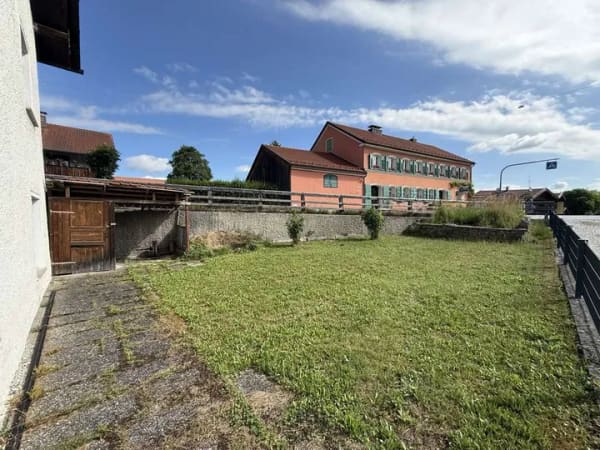 Immobilie in Tittmoning - Haus mit Geschichte, Charme und Garten – idyllisch am Bach, mit großem Potenzial! - Bild 2