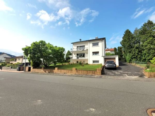 Immobilie in Kelkheim - Großzügiges Dreifamilienhaus in Fischbach mit separater Einliegerwohnung - Bild 1