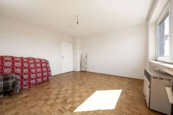 Immobilie in Waldkraiburg - Kompakte 2-Zimmer-Wohnung mit Loggia und Entwicklungspotenzial - Bild 3
