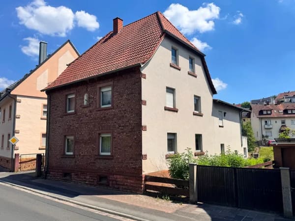Immobilie in Hausen - Viele Zimmer: Renovierungsbedürftiges
Mehrgenerationenwohnhaus mit viel Platz - Bild 0