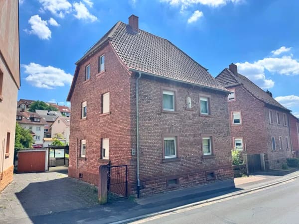 Immobilie in Hausen - Viele Zimmer: Renovierungsbedürftiges
Mehrgenerationenwohnhaus mit viel Platz - Bild 1