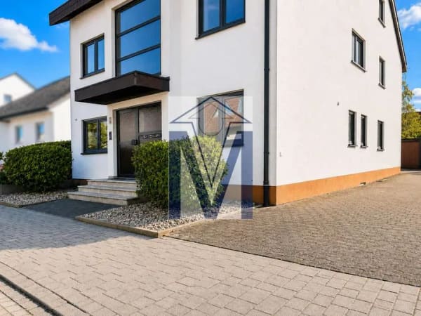 Immobilie in Neulußheim - 3-Familienhaus mit freier Erdgeschosswohnung, laufenden Mieteinnahmen und 4 Garagen - Bild 1