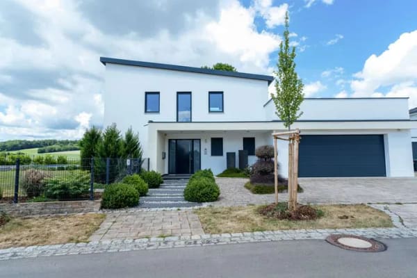 Immobilie in Wallerstein - Exklusives Einfamilienhaus mit Pool, Dachterrasse und Rückzugsoase in Munzingen bei Wallerstein - Bild 1
