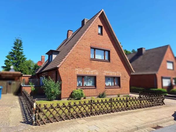 Immobilie in Heide - Einfamilienhaus mit viel Potenzial in ruhiger Wohnlage - Bild 1