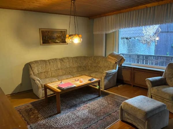 Immobilie in Nidda - Viel Platz für Ihre Wohnideen – Einfamilienhaus mit Treppenlift und großem Potenzial - Bild 1