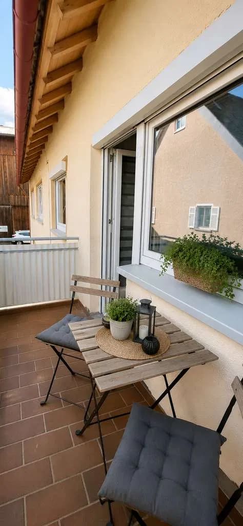 Immobilie in Dettingen an der Iller - Wohnen mit Hauscharakter – großzügige 5-Zimmer-Wohnung mit Wohnküche, Veranda, Balkon und Garage - Bild 2