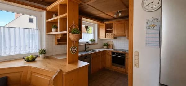 Immobilie in Dettingen an der Iller - Wohnen mit Hauscharakter – großzügige 5-Zimmer-Wohnung mit Wohnküche, Veranda, Balkon und Garage - Bild 3