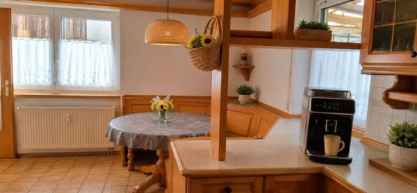 Immobilie in Dettingen an der Iller - Wohnen mit Hauscharakter – großzügige 5-Zimmer-Wohnung mit Wohnküche, Veranda, Balkon und Garage - Bild 4