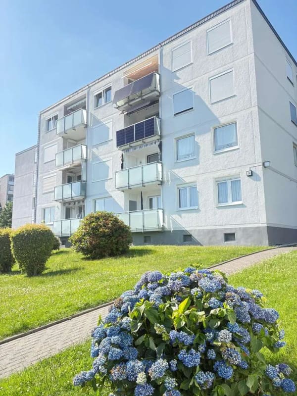 Immobilie in Bergneustadt - Sonnige 3,5-Zimmer-Dachgeschosswohnung mit Südbalkon, Garage und modernem Bad in ruhiger Lage - Bild 0