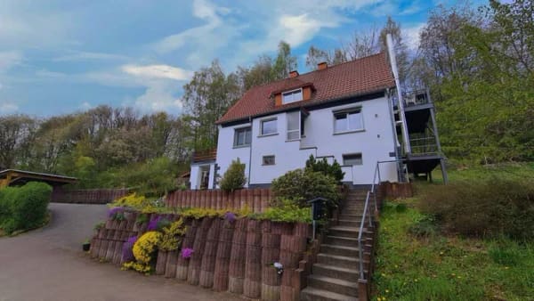 Immobilie in Hosenfeld - Freistehendes Zweifamilienhaus mit großem Gartengrundstück in ruhiger Ortsrandlage  … mit viel Platz, Natur und Potenzial - Bild 0