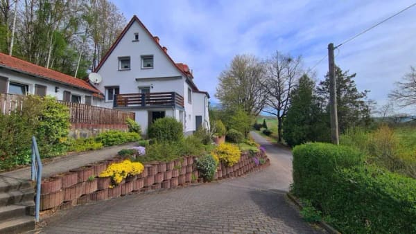 Immobilie in Hosenfeld - Freistehendes Zweifamilienhaus mit großem Gartengrundstück in ruhiger Ortsrandlage  … mit viel Platz, Natur und Potenzial - Bild 1