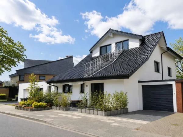 Immobilie in Pulheim - Pulheim - Sinnersdorf: 
Moderne Erdgeschoss- Eigentumswohnung 
mit Terrasse und großem Garten! - Bild 0