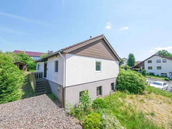 Immobilie in Altenbeken - Familienfreundliches Fertighaus mit zusätzlicher Wohneinheit im Untergeschoss - Bild 0