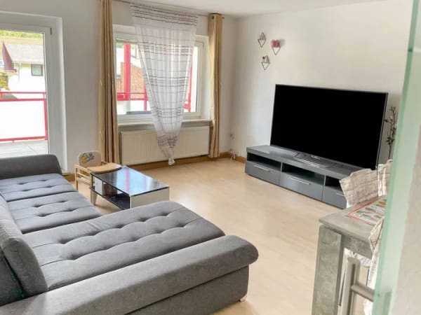 Immobilie in Apolda - Familienfreundliche 4-Raum-Wohnung mit Balkon und Gartenmitbenutzung - Bild 1